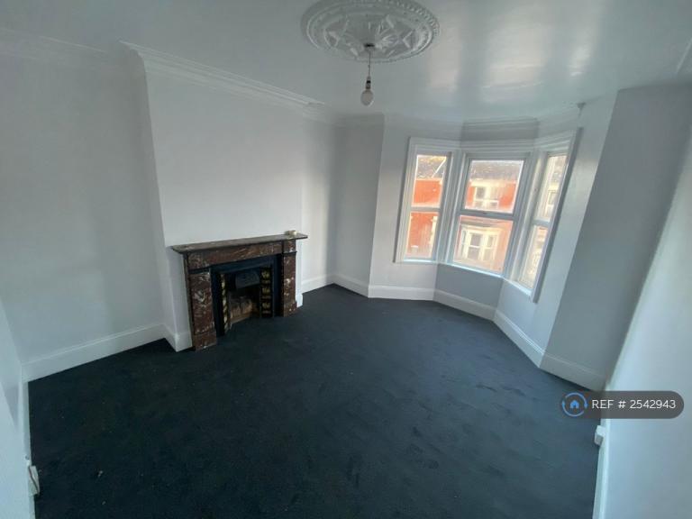 3 bedroom flat in Wingrove Avenue, Newcastle Upon Tyne, NE4 (3 bed) (#2542943)