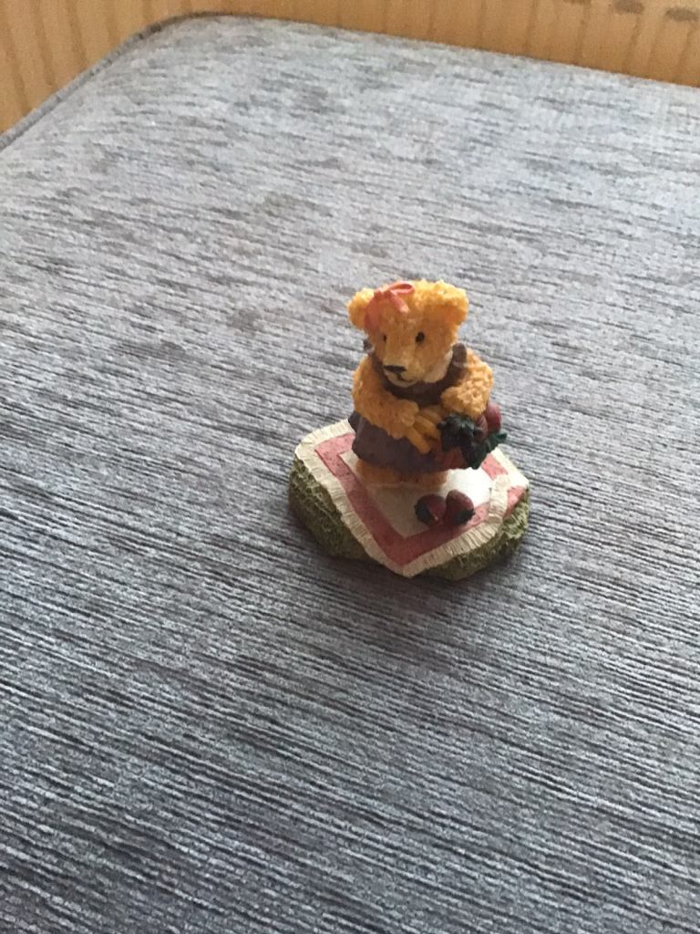 The Leonardo Collection - Teddy Bear Figurine with apples