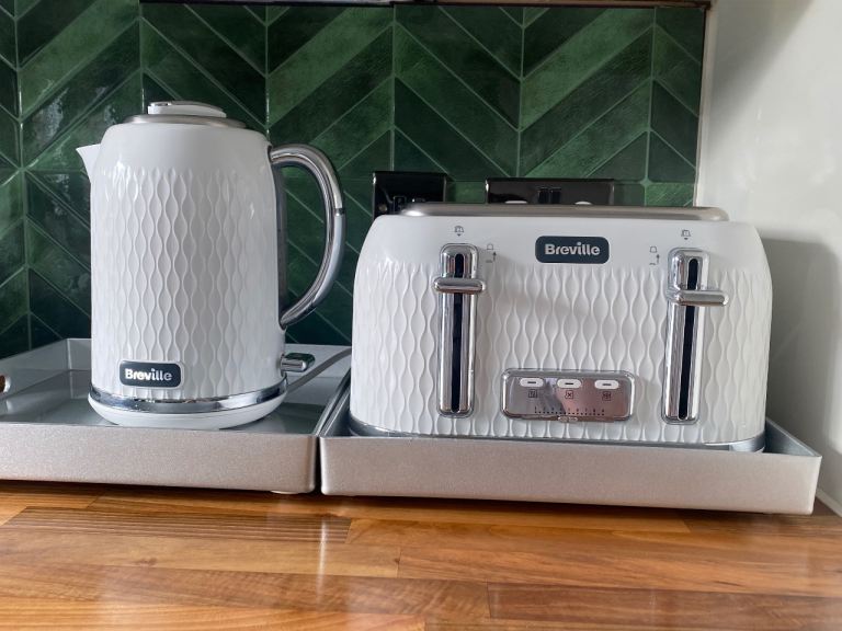 Breville White Kettle and 4-Slice Toaster Set – As Good As New