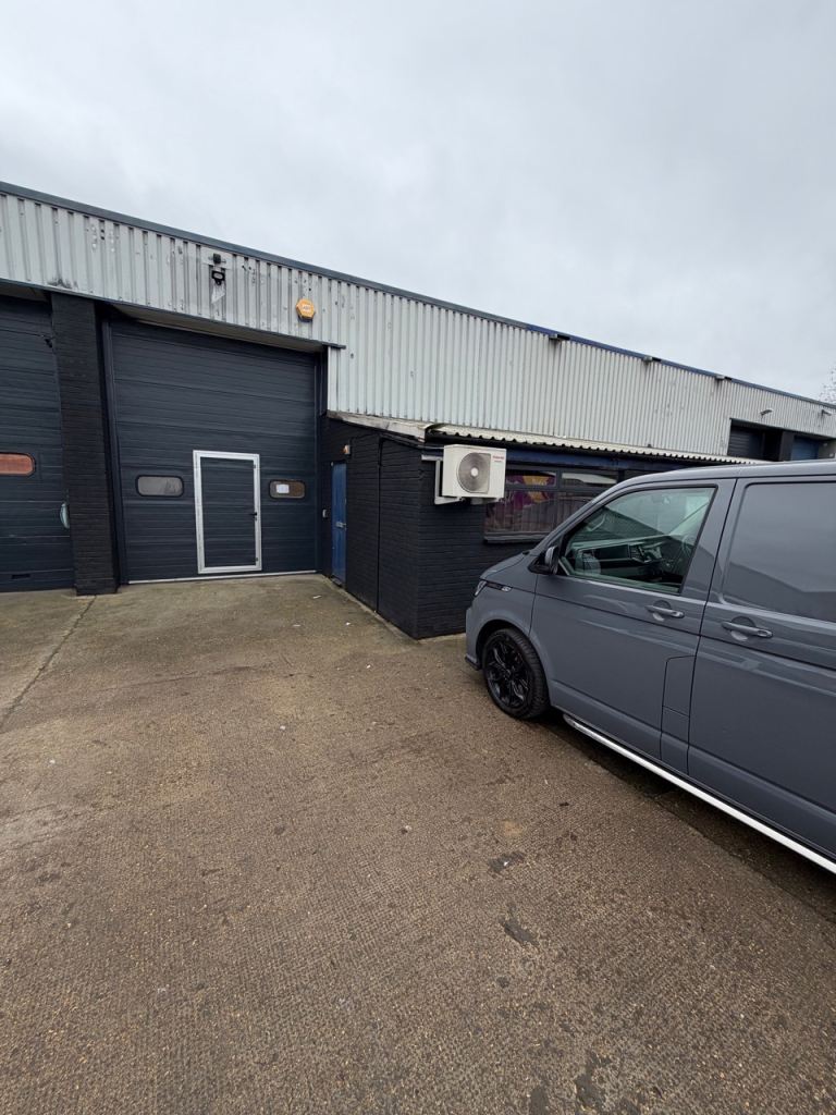 Bench Space Available For rent In fully Equipped Furniture Workshop - West London