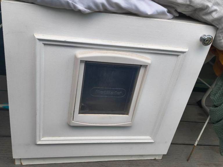 Cat litter enclosure