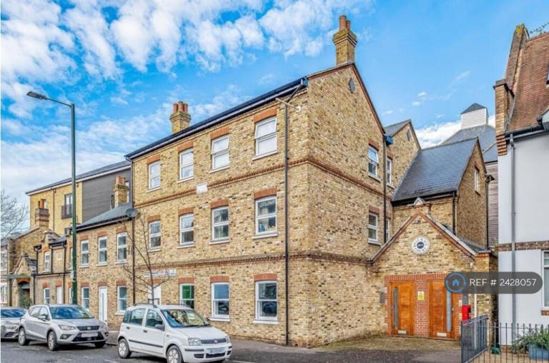 1 bedroom flat in Boatrace Court, London, SW14 (1 bed) (#2428057)