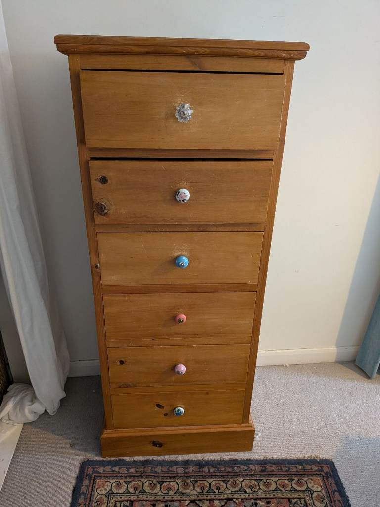 Pine Chest of 5 Drawers with Decorative Knobs