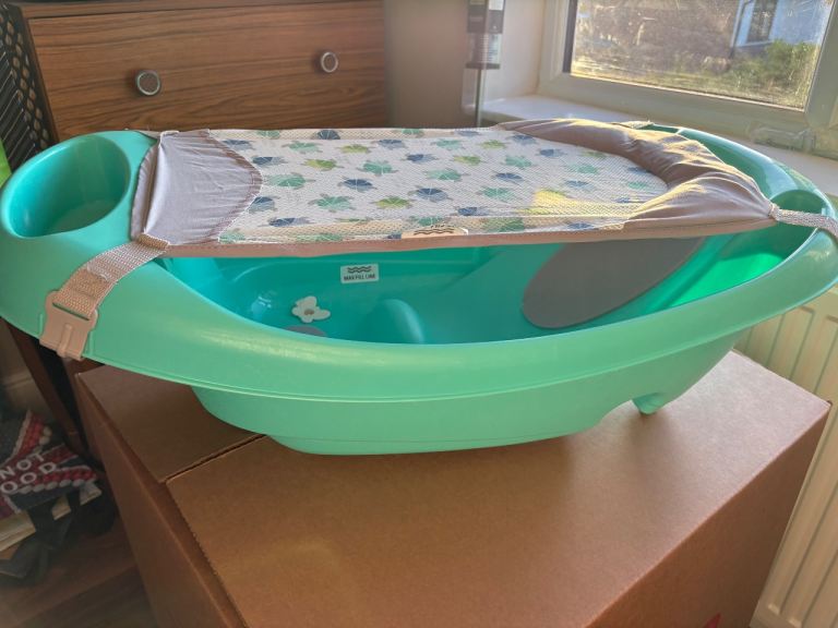 Baby bath tub with newborn support
