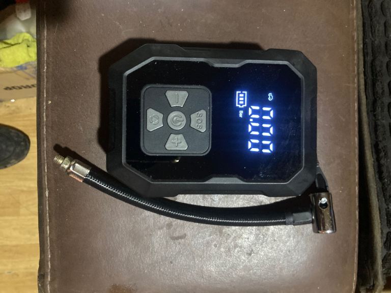 Rechargeable tyre pump with usb charger 