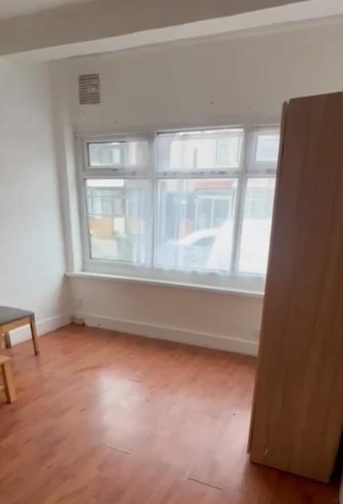 Rooms available for rent E12 5QR
