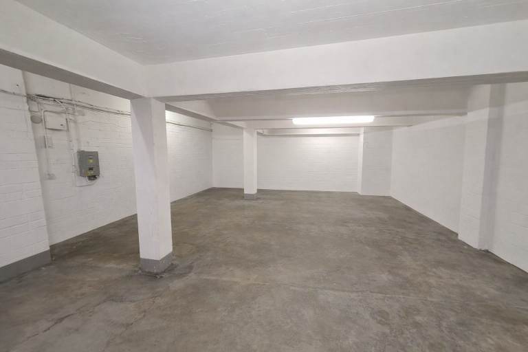 900 Sq Ft Commercial Unit – 24/7 Access – Longsight Business Park-M13