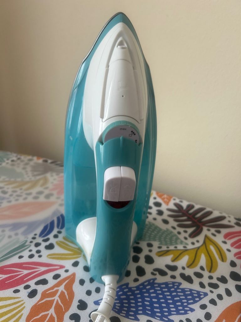 Russell Hobbs Light & Easy Aqua Steam Iron