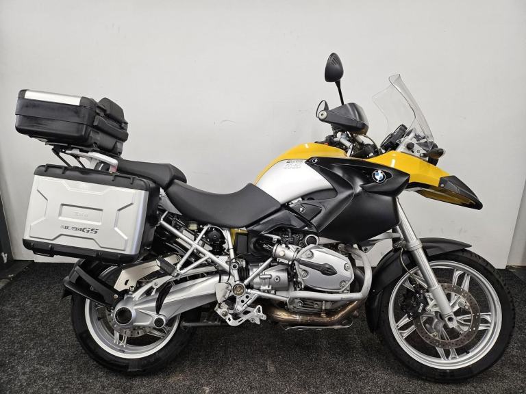 BMW R1200GS ** FULL LUGGAGE - HEATED GRIPS - ENGINE BARS **