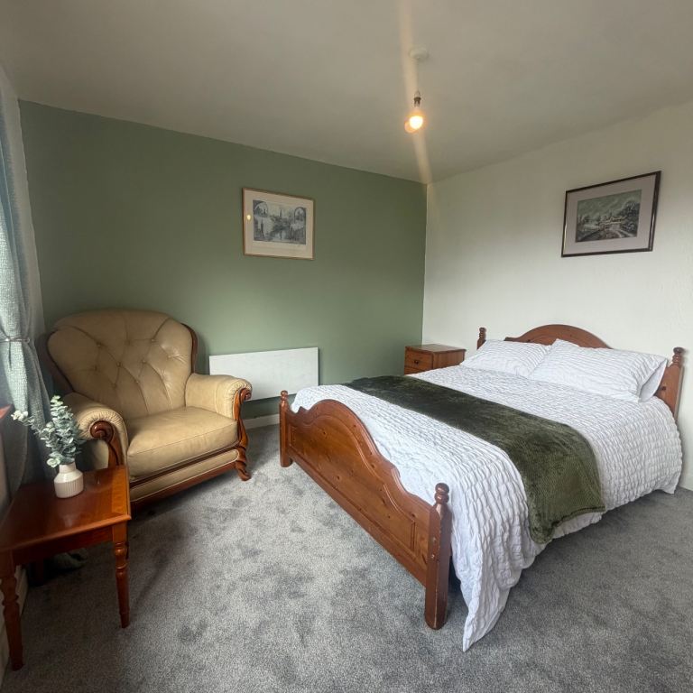 One double bedroom available in a shared bathroom and kitchen 