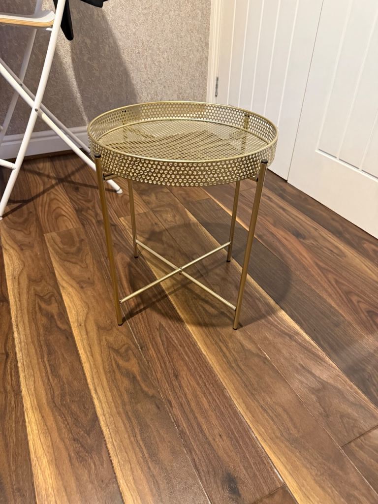 Foldable side table 