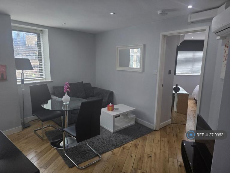 1 bedroom flat in Creative House, London, SW8 (1 bed) (#2719952)