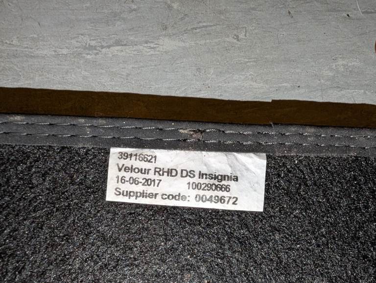 GENUINE VAUXHALL INSIGNIA ESTATE  SET 4 FRONT REAR   BLACK CARPET FLOOR MATS