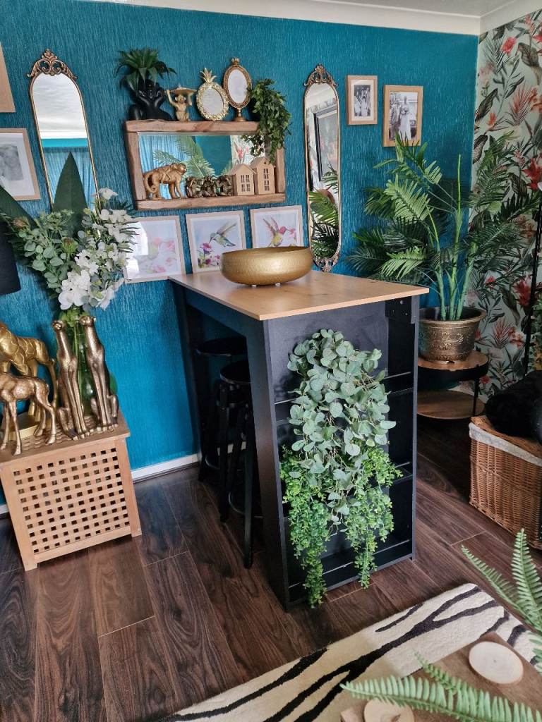 Breakfast bar and 4 stools