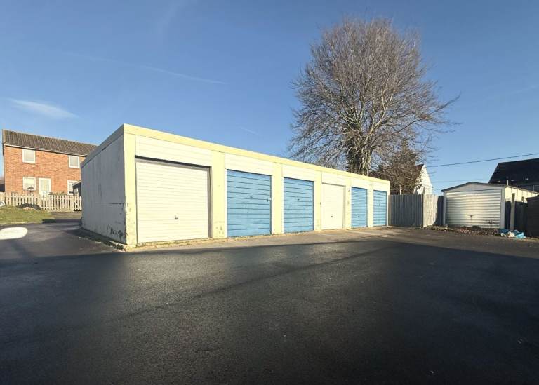 Garage to rent Tidworth - parking or storage