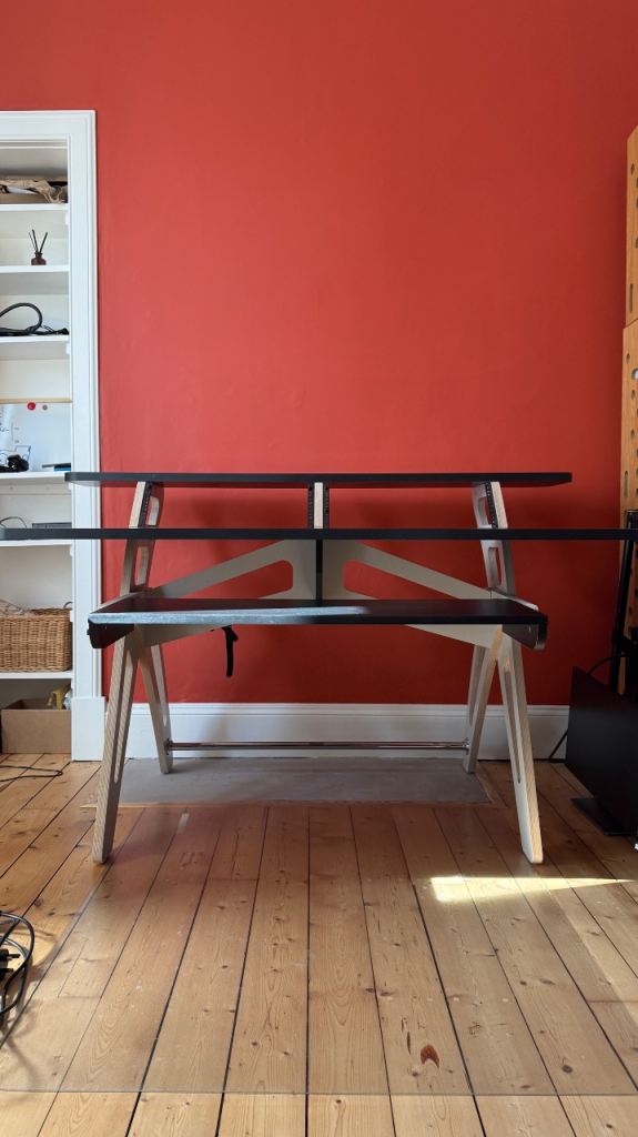 Zaor Yesk Computer Studio Desk