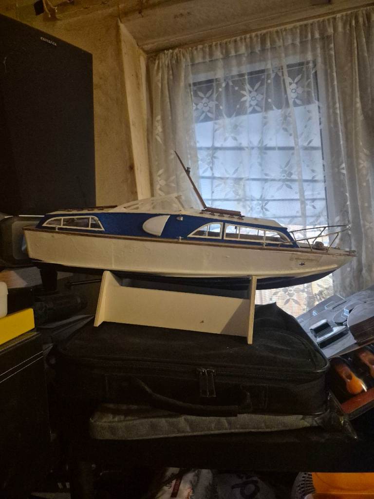 Remote control cabin cruiser boat 
