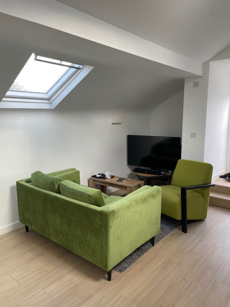 1 FURNISHED DOUBLE ROOM IN WHALLEY RANGE 2 ROOM FLAT