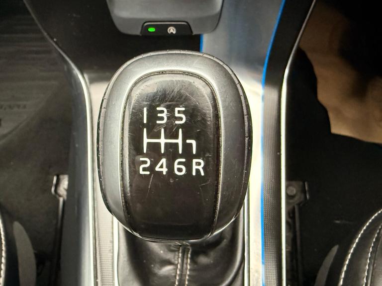 2015 Volvo V40 D4 [190] R DESIGN Lux Nav 5dr HATCHBACK DIESEL Manual