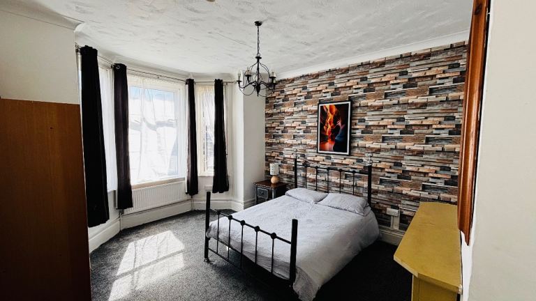 Student / post grad prof Room to rent 