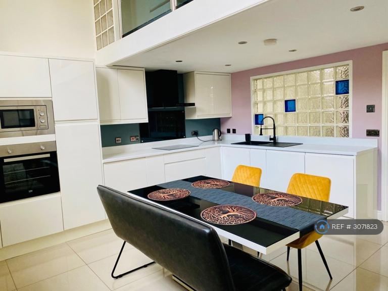 2 bedroom flat in Former Saint Georges Church, Manchester, M15 (2 bed) (#3071823)