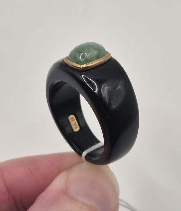 9ct yellow gold, black onyx and green jade ring