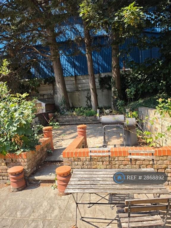 2 bedroom flat in Loftus Road, London, W12 (2 bed) (#2868892)