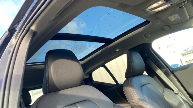 2024 Volvo XC40 2.0 B3 MHEV Ultra Bright SUV 5dr Petrol Hybrid DCT Auto Euro 6 (s/s) (163 p ESTAT...