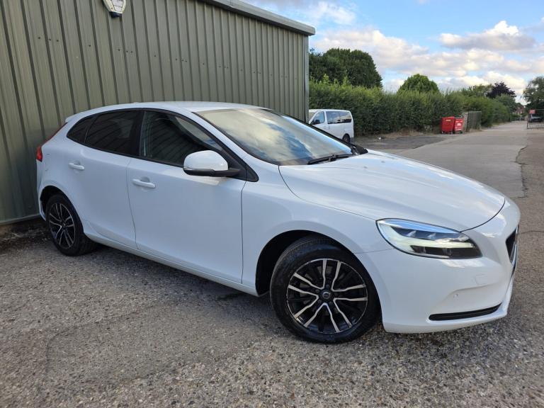 2019 Volvo V40 T2 [122] Momentum Nav Plus 5dr Geartronic HATCHBACK Petrol Automatic