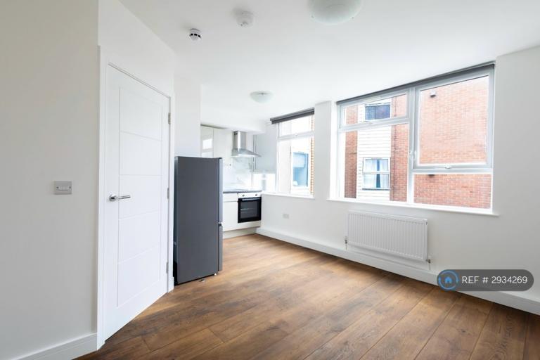Studio flat in Ballards Lane, London, N3 (#2934269)