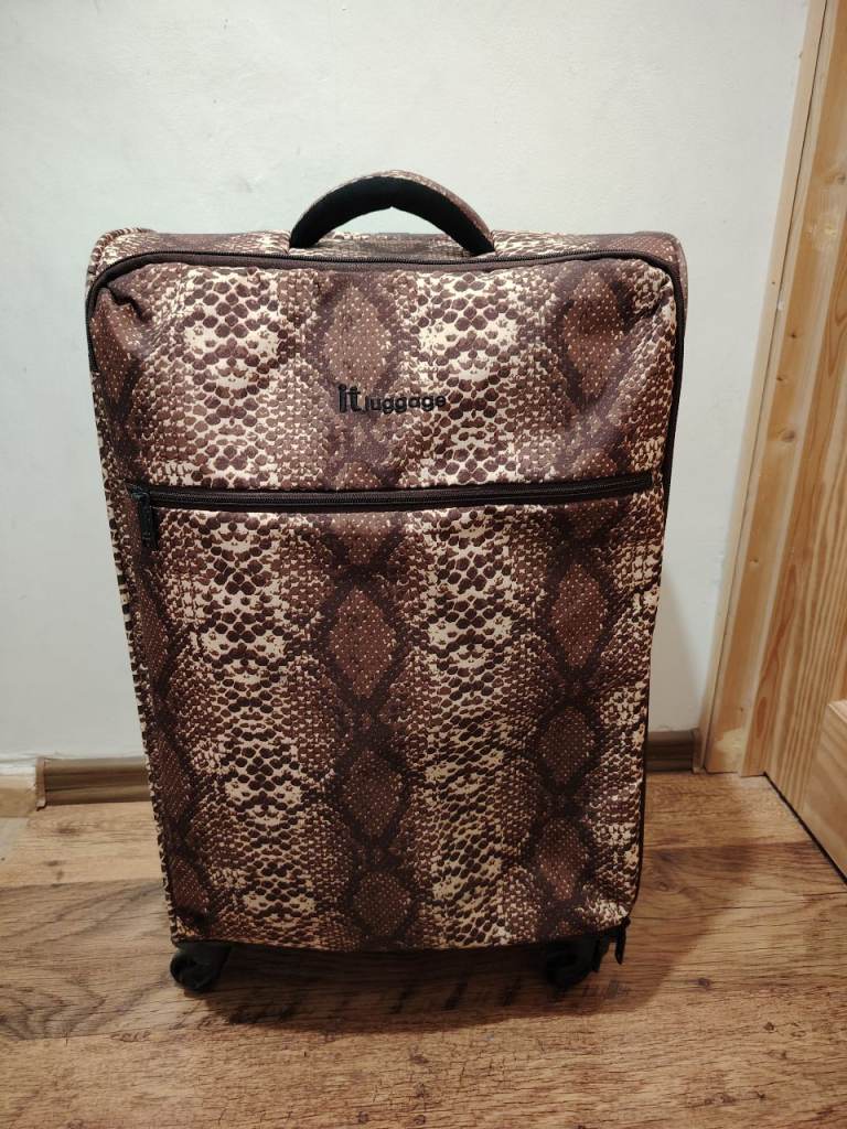 Travel holiday Medium Suitcase IT luggage very light 4 wheels