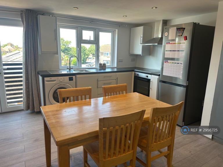 3 bedroom flat in Upper Sutton Lane, Hounslow, TW5 (3 bed) (#2956725)