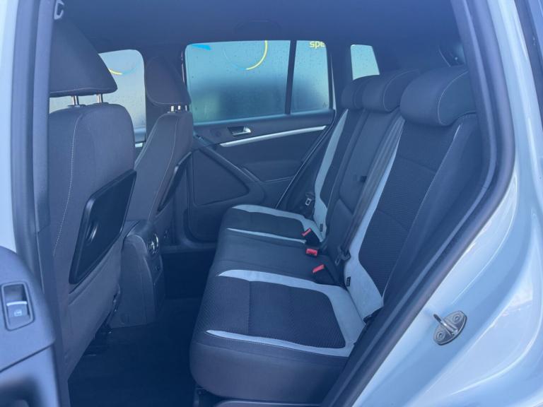 2015 Volkswagen Tiguan 2.0 TDI BlueMotion Tech R-Line DSG 4WD Euro 6 (s/s) 5dr ESTATE Diesel Auto...