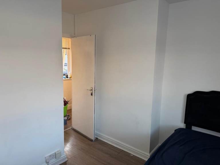 (AVAILABLE NOW) BIG SIMPLE DOUBLE Room in ILFORD, E12 6JW for £725pcm.. ALL BILLS INCLUDED!