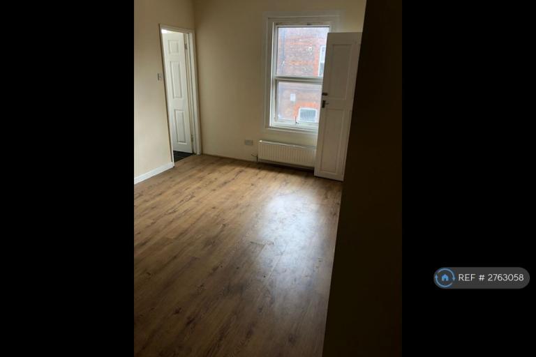 1 bedroom flat in Wadsworth Road, Perivale, Greenford, UB6 (1 bed) (#2763058)