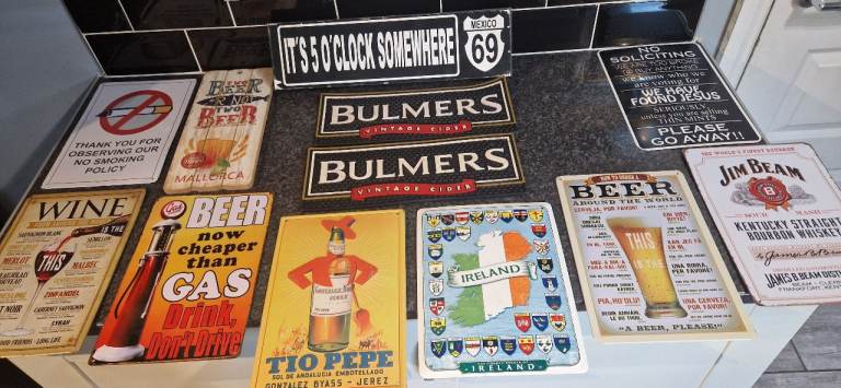 Collection of Pub & Bar Themed Metal Wall Signs 8 tin,2 wooden & 2 rubber drinks mat's job lot
