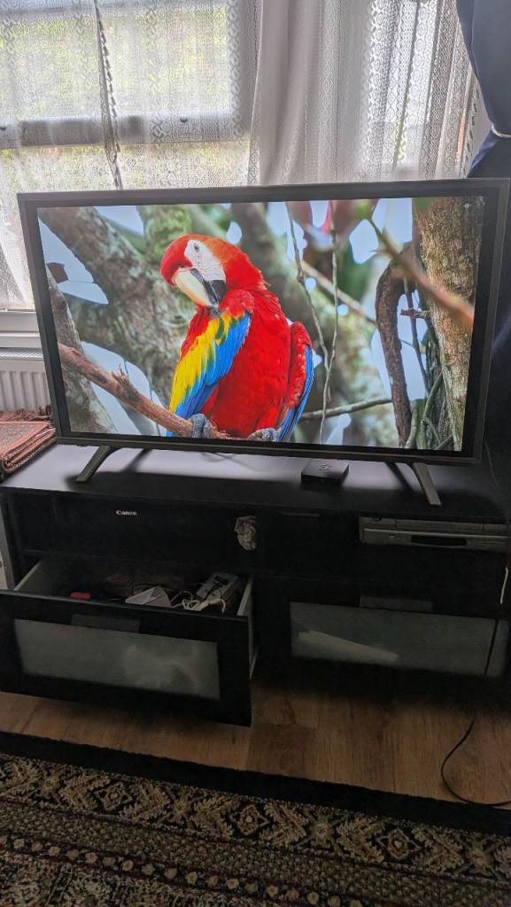 Hosense 43 inch smart TV with remote Fully functional. No crack no damage, no dead pixels 