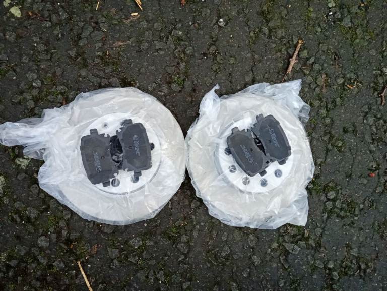 New VW Caddy Rear Brake Discs + Brake Pads 