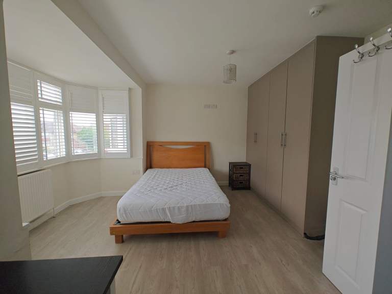 BEAUTIFUL LARGE STUDIO WITH SEPARETE KITCHEN FOR RENT IN HOUNSLOW