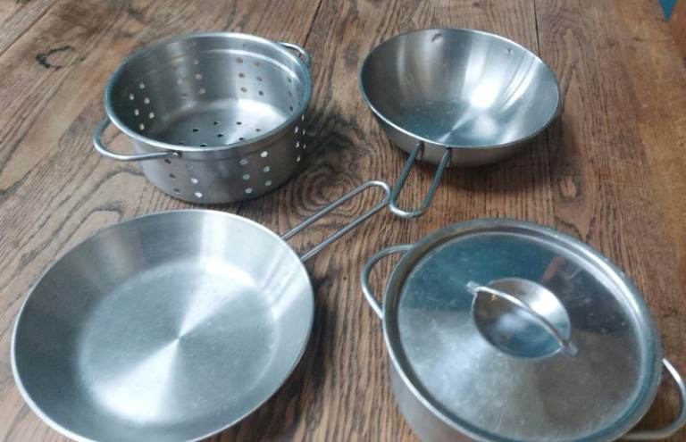 Toy cookware set