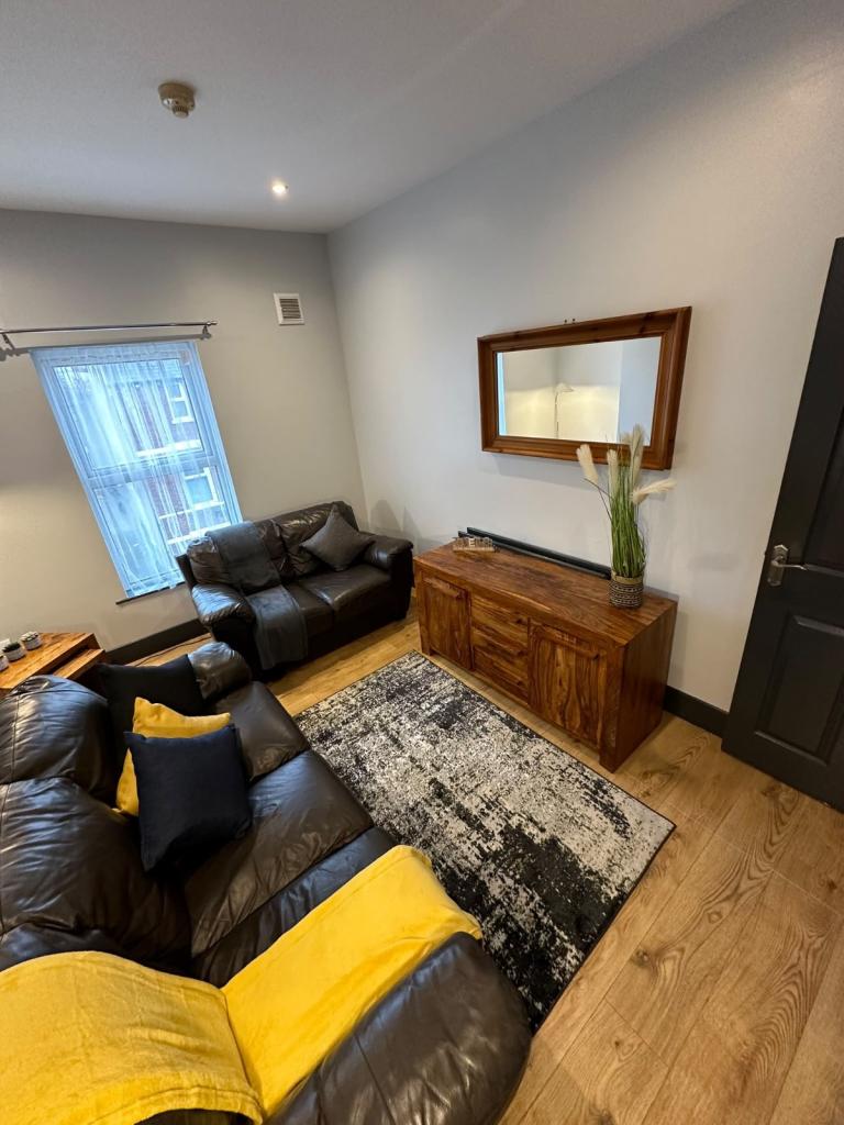 TWO BED TOP FLOOR APARTMENT LAWRENCE STREET BOTANIC 