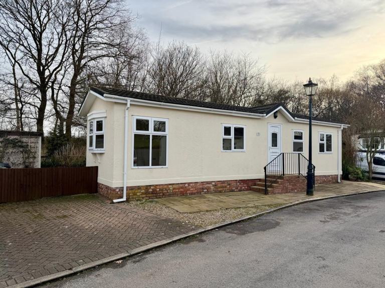 10 Mossways Park in Wilmslow  - Lodge / Caravan 