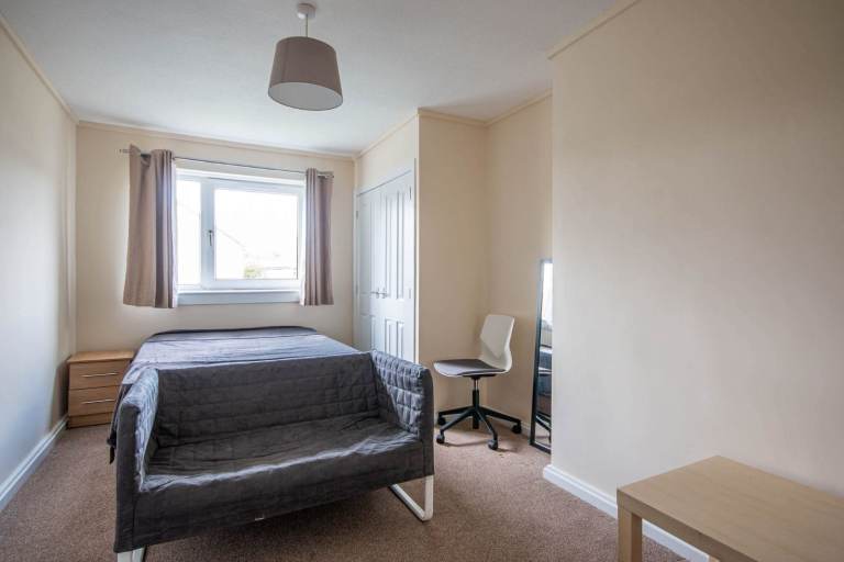 FLAT SHARE: Double room for let within fantastic, 4 bedroom flat with Wi-Fi in North Edinburgh 