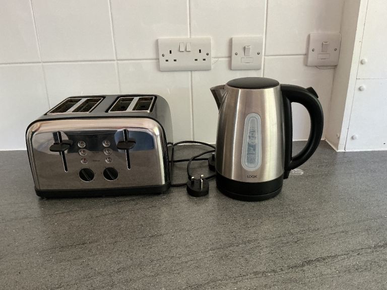 Kettle and 4-Slice Toaster Set – Good Condition