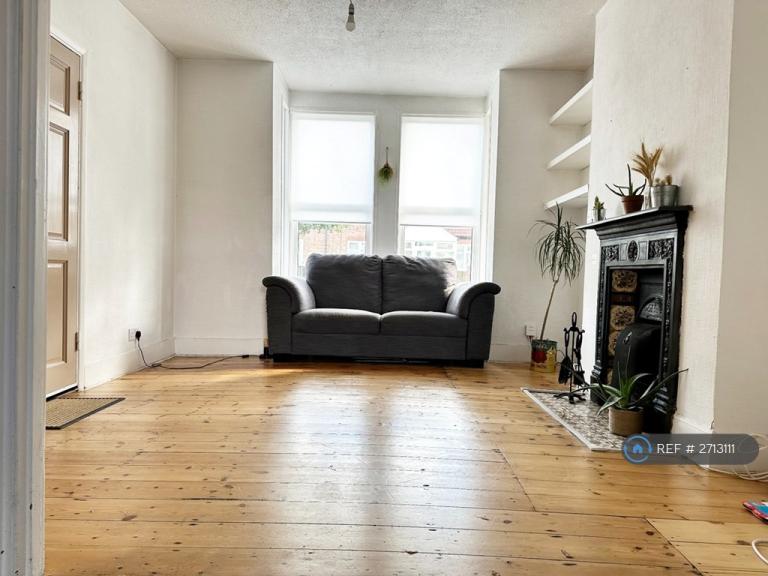 1 bedroom flat in Walthamstow, London, E17 (1 bed) (#2713111)