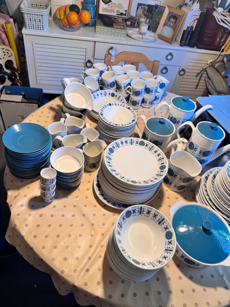 Immaculate extensive collection of Engadine crockery.