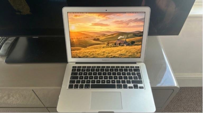 MacBook Air (13-inch) – Excellent, Well-Maintained Condition