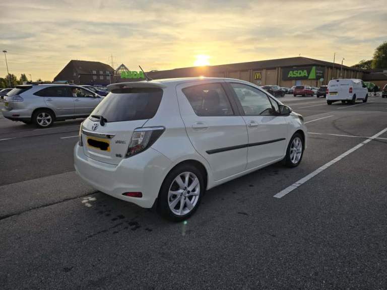 Automatic Toyota Yaris hybrid 1.5 VVT-CVT,5 Hatchback Petrol/Electric