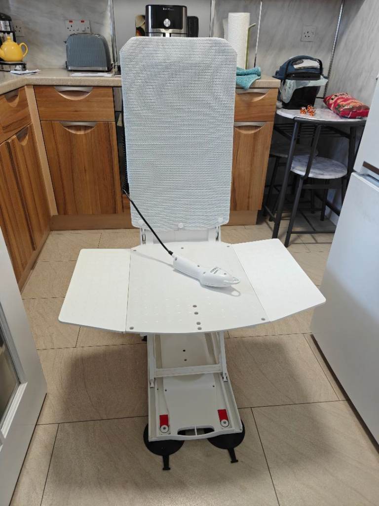 Bath seat with rechargeable remote