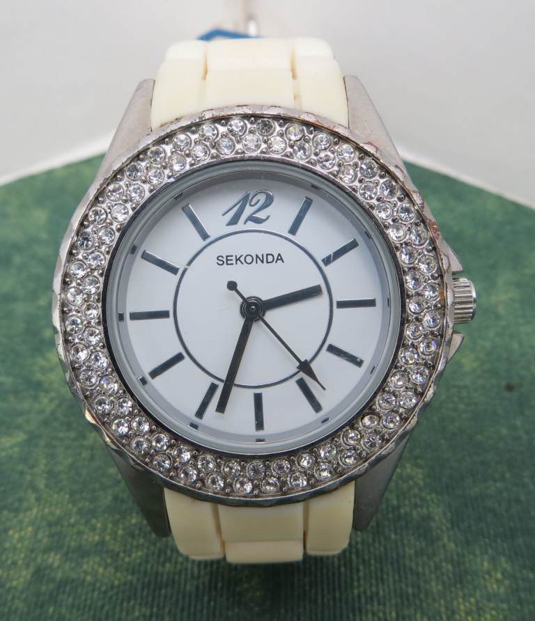 SEKONDA LADIES WHITE STONE SET SILICONE STRAP WATCH ~ LOCATION FRIMLEY GU16 9YG